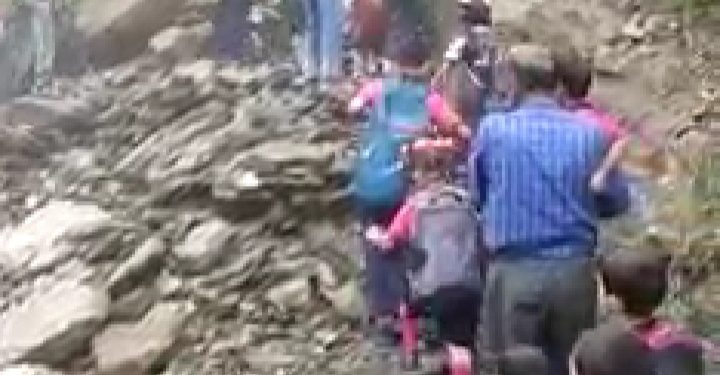 वीडियो: जान हथेली में रखकर गदेरा पार करने को मजबूर हैं स्कूली बच्चे