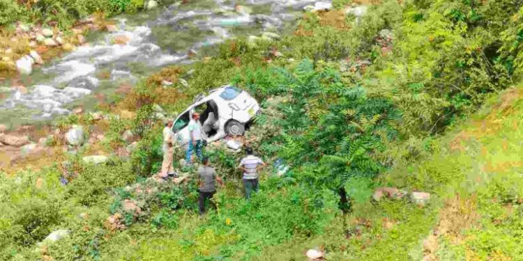 दर्दनाक हादसा: गहरी खाई में गिरी कार। 2 की मौत 1 घायल