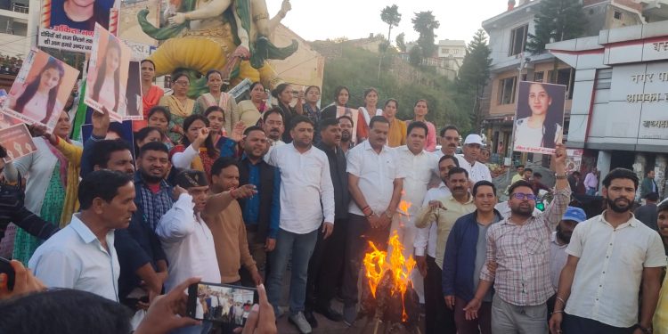 बड़ी खबर: पहाड़ की बेटी अंकिता को न्याय दिलाने के लिए कांग्रेस ने निकाला मशाल जुलूस