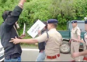 बड़ी खबर: टिहरी में प्रेमचंद अग्रवाल के काफिले को कांग्रेस ने काला झंडा दिखाकर किया विरोध