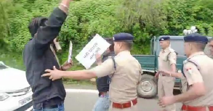 बड़ी खबर: टिहरी में प्रेमचंद अग्रवाल के काफिले को कांग्रेस ने काला झंडा दिखाकर किया विरोध