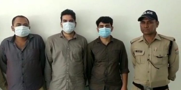 बड़ी खबर: तीन युवक दूसरे के बदले दें रहें थे पेपर।हुए गिरफ्तार