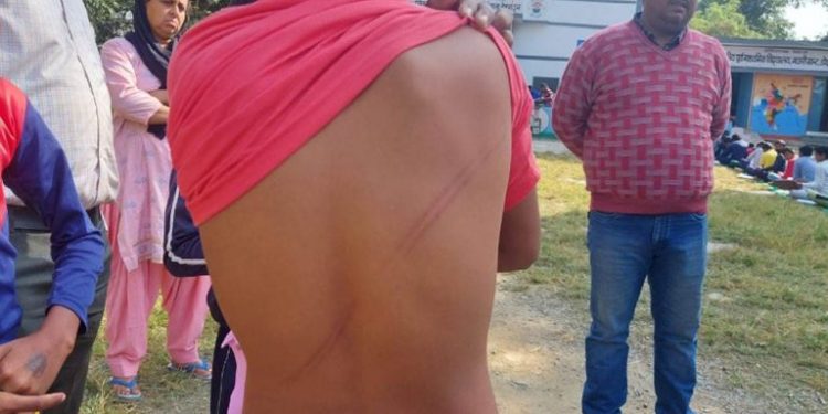 ब्रेकिंग: यहां शौचालय साफ करने से मना करने पर प्रधानाचार्य ने छात्रों को पीटा।