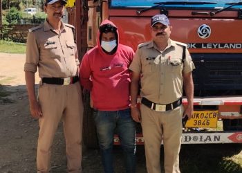 बड़ी खबर: एसएसपी अल्मोड़ा की पुलिस टीम की सतर्कता से अवैध लीसा तस्कर के मंसूबों पर फिरा पानी