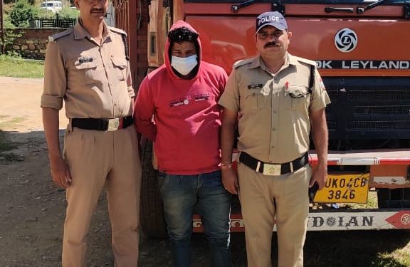 बड़ी खबर: एसएसपी अल्मोड़ा की पुलिस टीम की सतर्कता से अवैध लीसा तस्कर के मंसूबों पर फिरा पानी