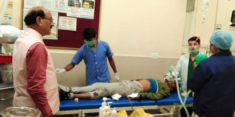 बड़ी खबर: दुर्घटना में घायल व्यक्ति को कैबिनेट मंत्री सुबोध उनियाल ने पहुंचाया हॉस्पिटल।