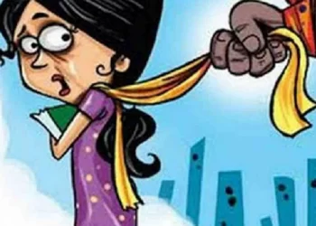 शर्मनाक: पेपर देने आई छात्रा के साथ छेड़छाड़, विरोध करने पर पीटा।