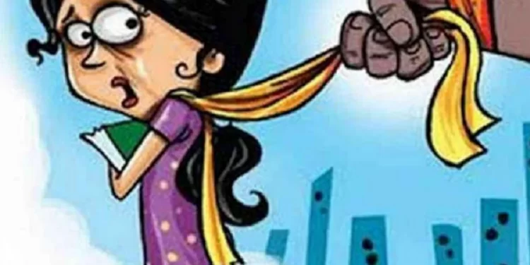 शर्मनाक: पेपर देने आई छात्रा के साथ छेड़छाड़, विरोध करने पर पीटा।