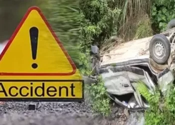 दुखद: यहां गहरी खाई में गिरी कार।दो लोगो की दर्दनाक मौत।