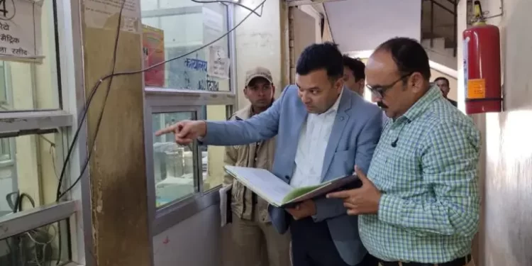 बड़ी खबर: यहां 12 विभागों में SDM की छापेमारी।26 कर्मचारी मिले गायब।