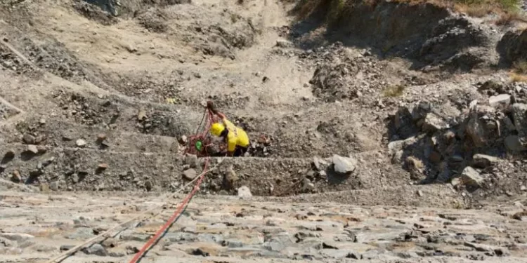 दुखद: यहां बाइक सवार की बाइक गहरी खाई में गिरने से युवक की मौत।