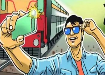 हादसा: मौत की सेल्फी।चलती ट्रेन की चपेट में आया युवक।मौत
