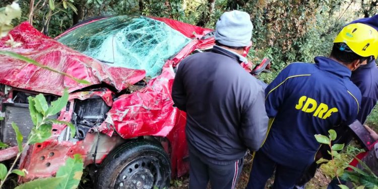 दुखद: यहां 300 मीटर खाई में गिरी कार।दो की मौत एक घायल।