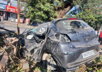 दुर्घटना: देहरादून में पेड़ से टकराई कार।एक की मौत एक घायल।