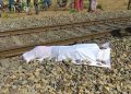सनसनी: यहां रेलवे पटरी पर मिली दो टुकड़ों में लाश। क्षेत्र में सनसनी।