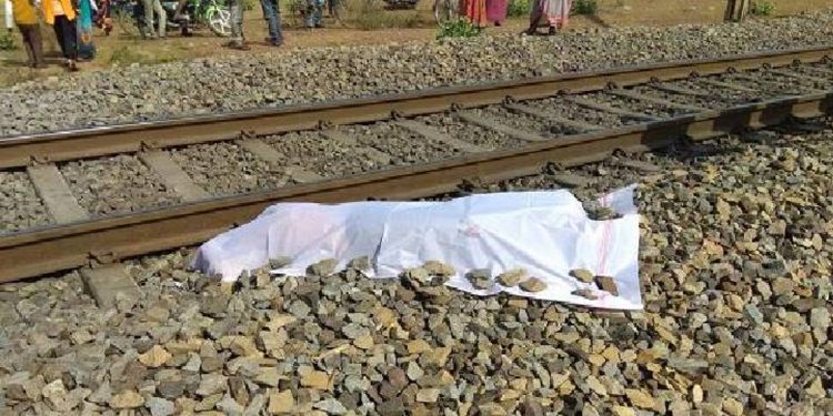 सनसनी: यहां रेलवे पटरी पर मिली दो टुकड़ों में लाश। क्षेत्र में सनसनी।