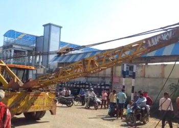 हादसा: यहां क्रेन के हुए ब्रेक फेल। क्रेन चालक की सूझबूझ से बची कई जाने।