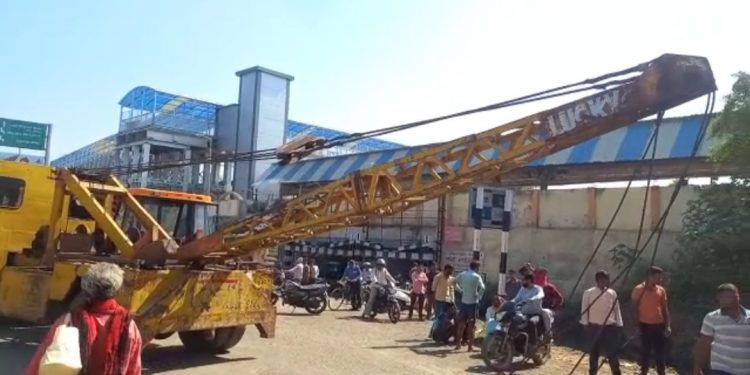 हादसा: यहां क्रेन के हुए ब्रेक फेल। क्रेन चालक की सूझबूझ से बची कई जाने।