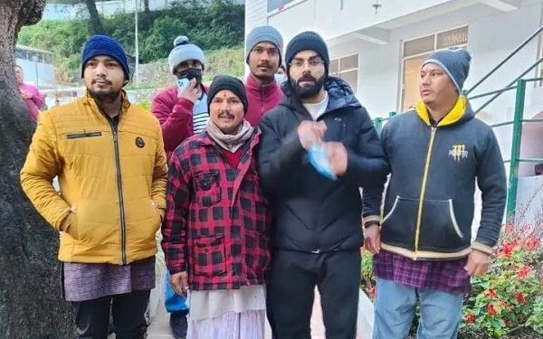 बड़ी खबर: क्रिकेटर विराट कोहली ने किए नीम करौली बाबा के आश्रम के दर्शन।