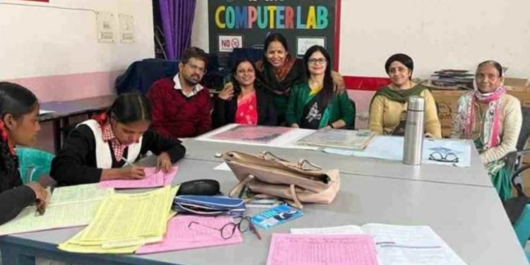 बिग ब्रेकिंग: बच्चो से परीक्षा परिणाम पत्र तैयार करने की फोटो हो रही है वायरल।