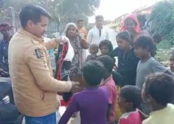 पहल: समाजसेवी एवं पत्रकार सलमान मलिक ने जरूरतमंद बच्चों को वितरित किये गर्म कपड़े