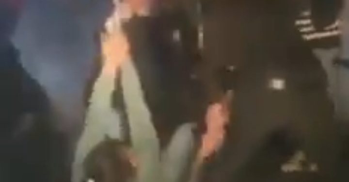 वायरल वीडियो: यहां लड़कियों के बीच चली लठबाजी! वायरल हो रहा वीडियो.. देखें वीडियो