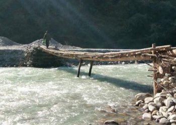 दुखद: यहां पुल पार करते हुए नदी में बहे मां बेटे। स्थाई पुल न होने से हुआ हादसा।