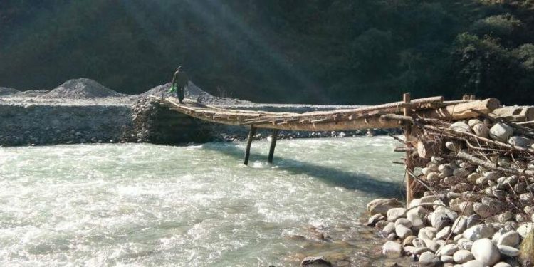 दुखद: यहां पुल पार करते हुए नदी में बहे मां बेटे। स्थाई पुल न होने से हुआ हादसा।