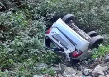 दुखद: यहां गहरी खाई में गिरी कार। 4 की मौत 2 घायल