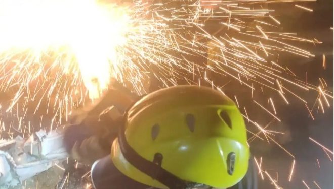 हादसा : गहरी खाई में गिरी कार, कटर से काटकर शव को निकाला बाहर