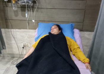 उत्तराखंड विधानसभा से निर्दोष बर्खास्त कर्मचारियों के धरने के दौरान महिला कार्मिक दीप्ति पांडे का स्वास्थ्य बिगड़ा.