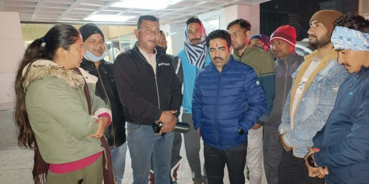 सीएमआई में भर्ती बर्खास्त कार्मिक दीप्ति पांडे से मिले दीपक जोशी