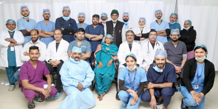 श्री महंत इन्दिरेश अस्पताल की हाईब्रिड ओ.टी. में फैनेस्ट्रेटेड ईवार तकनीक से राज्य की पहली हार्ट सर्जरी