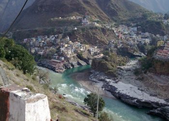 उत्तराखंड देवप्रयाग के धनेश्वर घाट मे नदी मै बहे दो भाई ।