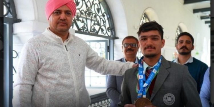 श्री गुरु राम राय विश्व विद्यालय के छात्र ऋषभ रावत ने विंटर गेम्स में 800 मीटर में प्रथम स्थान अर्जित किया।