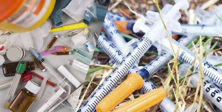 देहरादून के लच्छीवाला के जंगलों में पाई गई प्रतिबंधित व एक्सपायरी दवाइयां।