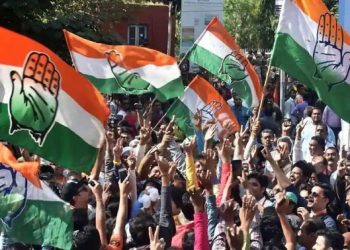 कांग्रेस कार्यकर्ताओं ने किया छात्रों के समर्थन मैं धरना