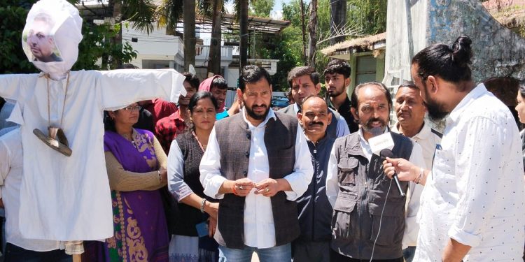 Ansal Green vally सचिव प्रवीण भरद्वाज के समर्थन में आए स्थानीय लोग।देखें किस किस का पुतला फूका गया