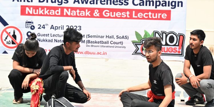 पहल: देवभूमि उत्तराखंड यूनिवर्सिटी के छात्रों ने नशा विरोधी जागरूकता अभियान का आयोजन किया..