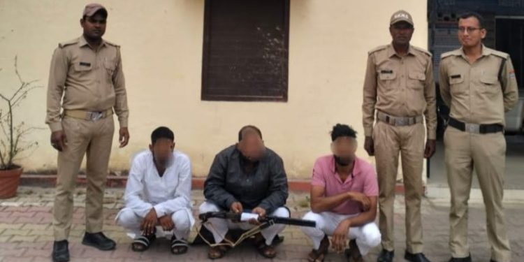 ब्रेकिंग: हीरोपंती ने पहुंचा दिया हवालात! बंदूक से फायरिंग कर बना रहे थे रील..