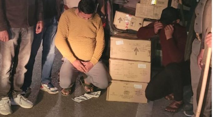 आबकारी विभाग ने यात्रा मार्ग पर अवैध शराब से लदे वाहन को दबोचा। केदारनाथ की तरफ जा रहे थे आरोपी।