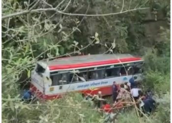 हादसा : मसूरी में उत्तराखंड रोडवेज अनियंत्रित होकर खाई में गिर गई। देखें घायलों को संख्या।