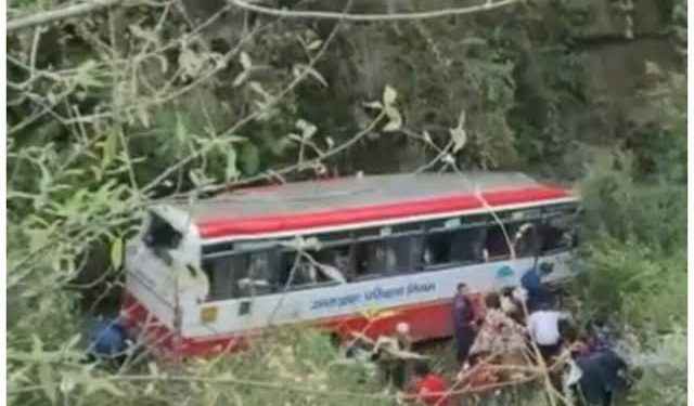 हादसा : मसूरी में उत्तराखंड रोडवेज अनियंत्रित होकर खाई में गिर गई। देखें घायलों को संख्या।