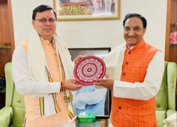 सीएम धामी व डॉ निशंक की मुलाकात किस ओर इशारा कर रही है। लगता है कुछ खिचड़ी पक रही है।