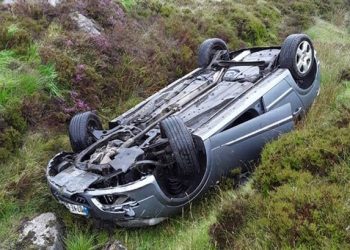 हादसा: मालदेवता के पास पहाड़ से कार गिरी खाई में। घूम कर वापिस लोट थे 4 युवक।