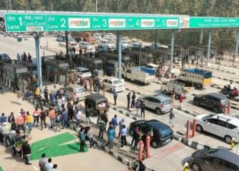 लछीवाला टोल प्लाजा में कर्मचारियों ने गुंडई दिखाते हुए फोड़ा ट्रक चालक का सर।