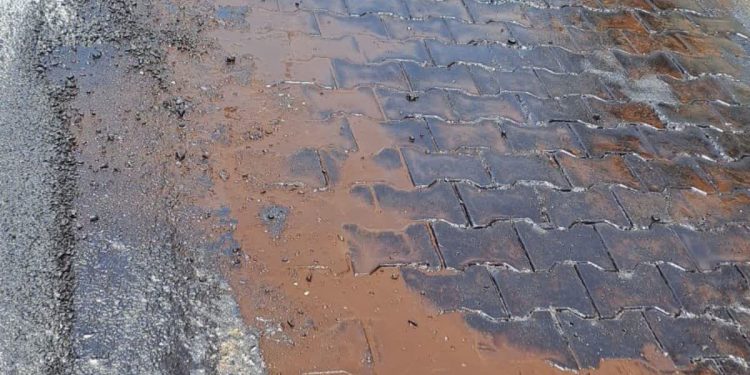 एक्सक्लूसिव खुलासा: सरकारी धन की बंदरबांट, PWD का गजब कारनामा, इंटरलॉक टाइल्स पर डाल दिया डामर..