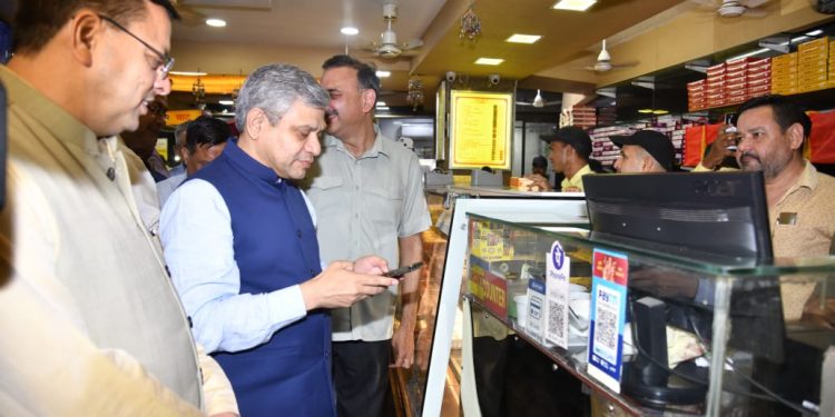 वाह: कुमार स्वीट्स में कुल्फी फालूदा का स्वाद चखने पहुंचे केंद्रीय रेल मंत्री और मुख्यमंत्री। देखिए….