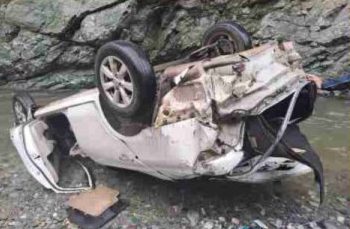 दुर्घटना: यहां गहरी खाई में गिरी कार।चालक की मौके पर मौत..