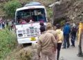 हादसा: यहां यात्रियों से भरी बस आधी खाई में लटकी।बाल बाल बचे यात्री..